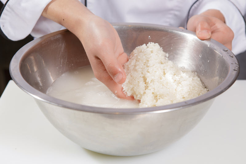 Ngâm gạo giúp phục hồi độ dẻo cho gạo