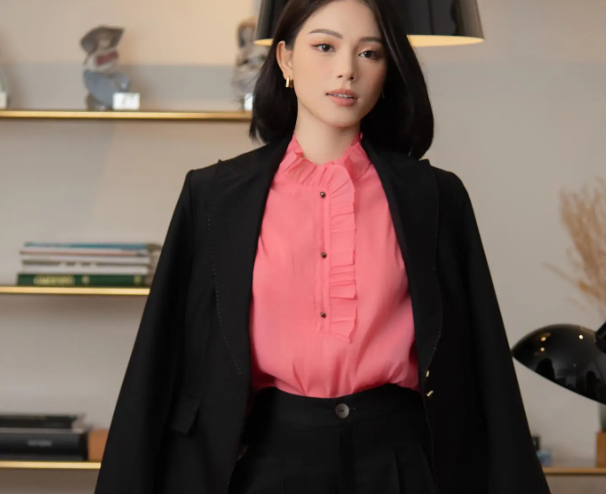 Diện bộ suit mang tông màu đen, Linh Rin khéo chọn cho mnfh áo blouse màu hồng ngọt ngào. Bộ trang phục của Linh Rin có sự nổi bật nhưng vẫn rất hài hòa, thanh lịch. Các nàng nên học hỏi.

