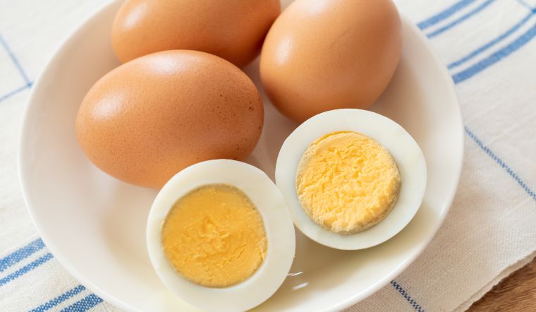 Ngoài ra, thêm trứng vào món salad là một lựa chọn đáng cân nhắc để có một bữa sáng đơn giản.