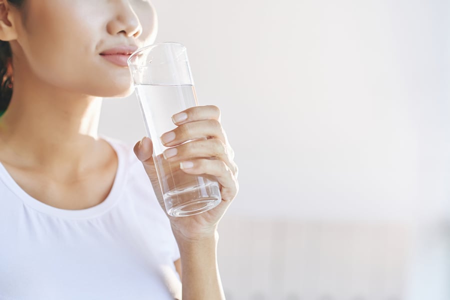 Luôn uống đủ nước để cơ thể không bị mất nước khi nắng nóng