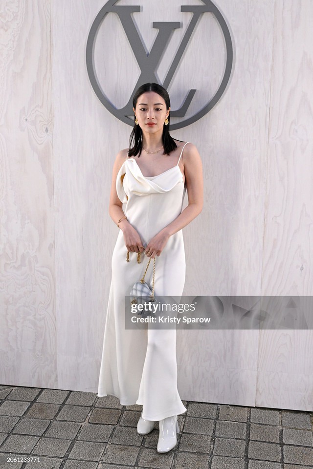 Nữ diễn viên Nhật Bản Suzu Hirose quyến rũ trong chiếc đầm hai dây màu trắng.