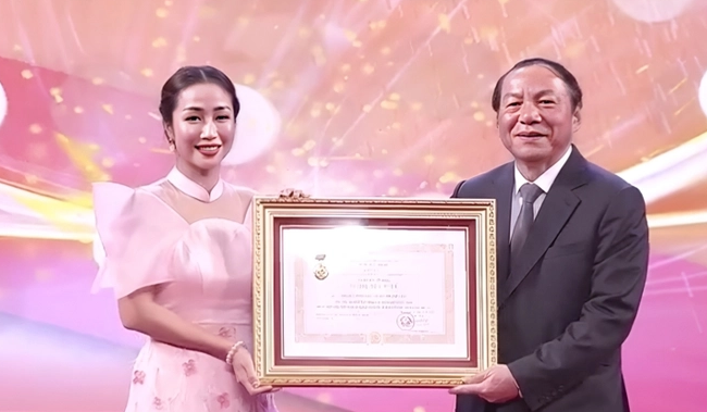 Ốc Thanh Vân vinh dự được trao danh hiệu NSƯT.    