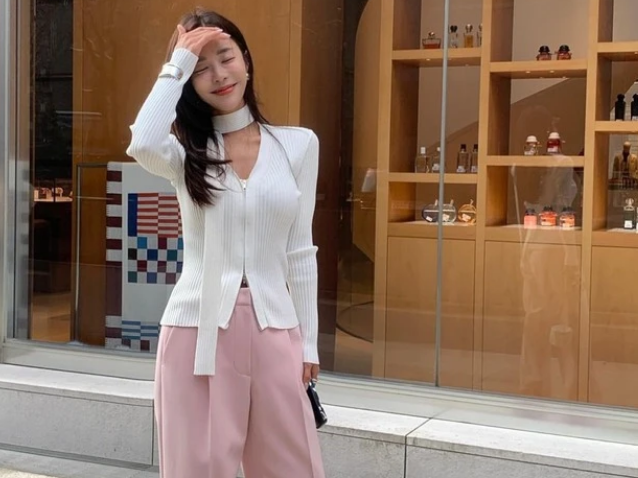 Các chị em có thể mặc kieur áo này như một chiếc áo len thông thường hay áo khoác cũng đều đẹp. Đối với hội quý cô công sở, hãy kết hợp áo len tăm cùng quần âu suông rộng màu hồng vỏ đỗ giống như cô nàng Eun Kyung.
