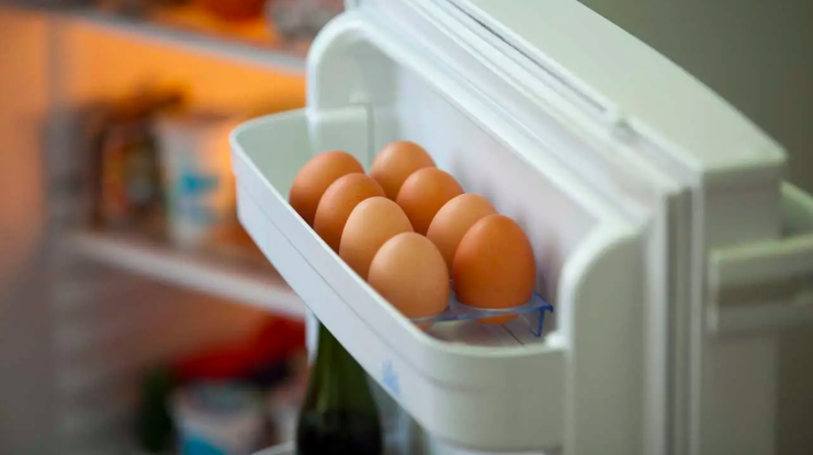 Sai lầm khi bảo quản trứng ở cửa tủ lạnh