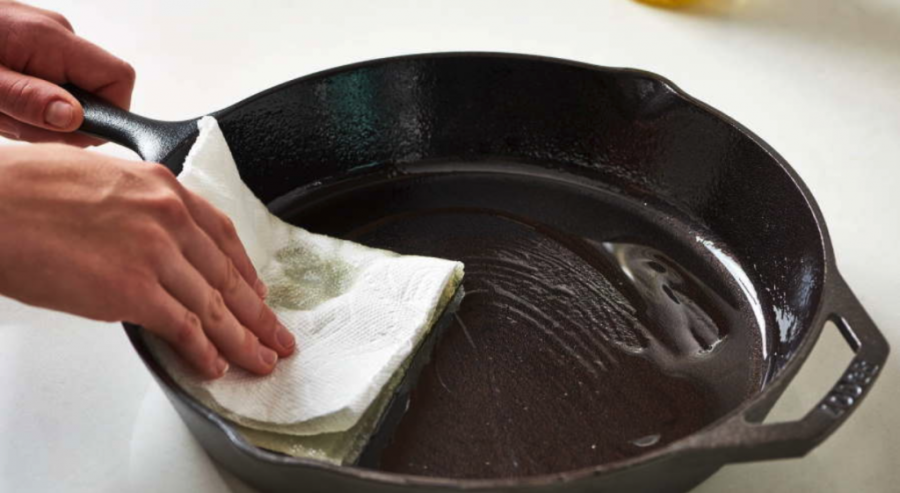 Sử dụng dầu dừa kết hợp với muối ăn cùng là một cách hữu hiệu vừa giúp làm sạch, vừa giúp phục hồi khả năng chống dính của chảo.