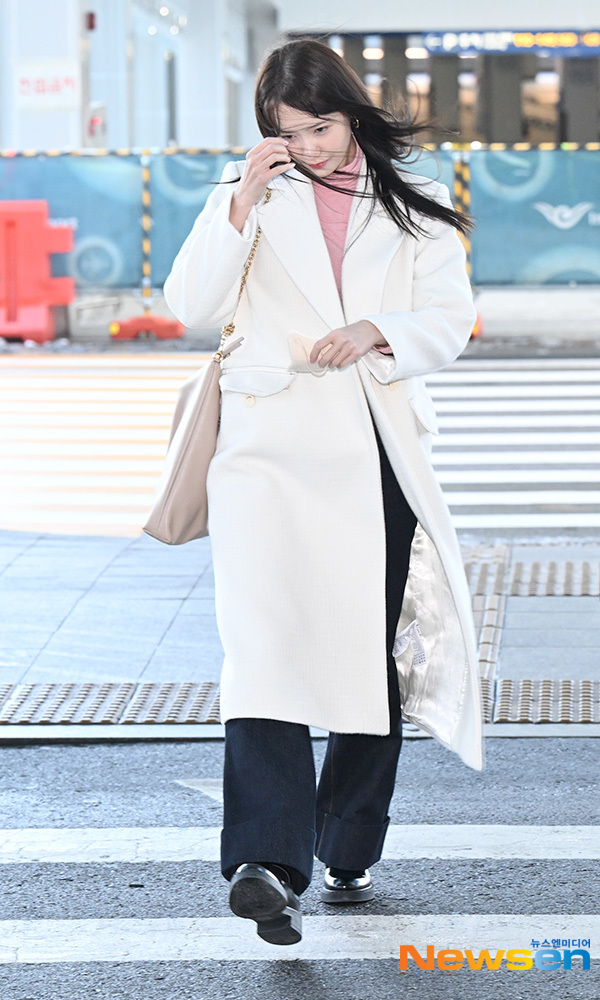 Yoona đã chọn một mẫu áo tông hồng pastel tạo điểm nhấn nổi bật cho tổng thể trang phục, giúp vẻ ngoài của người diện càng thêm trẻ trung, ngọt ngào nhưng không làm giảm độ tinh tế.    