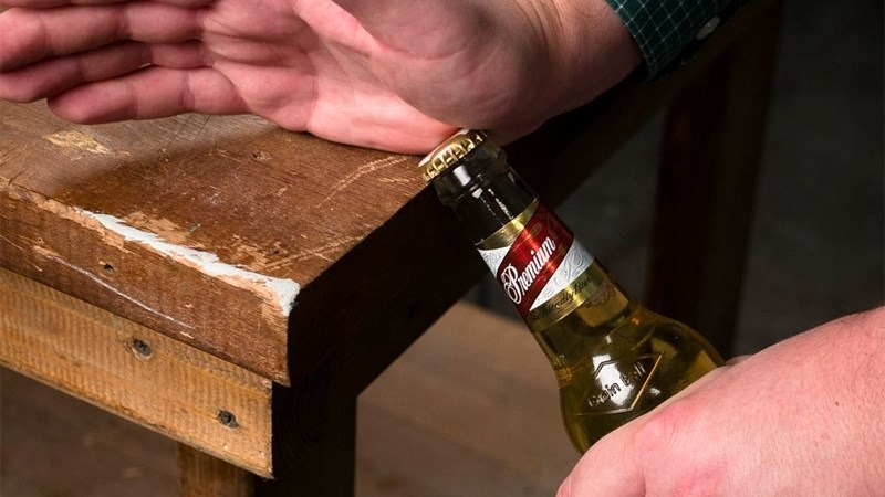 Không cần dụng cụ vẫn có thể mở nắp chai bia đơn giản
