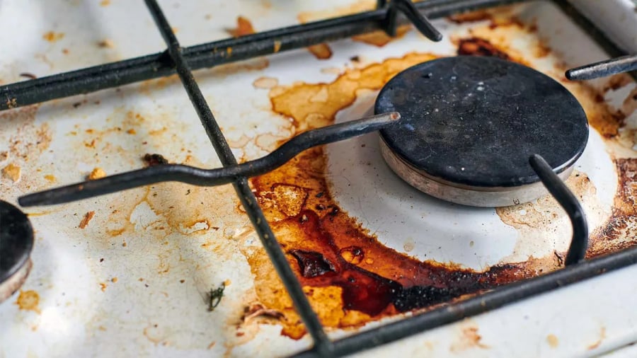 Bạn có thể sử dụng hỗn hợp này để làm sạch vết dầu mỡ bám trên bếp.