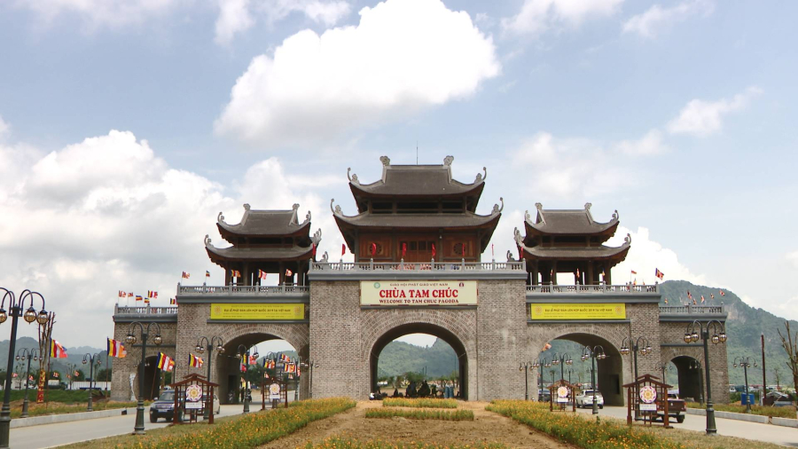 Cổng Tam Quan chùa Tam Chúc