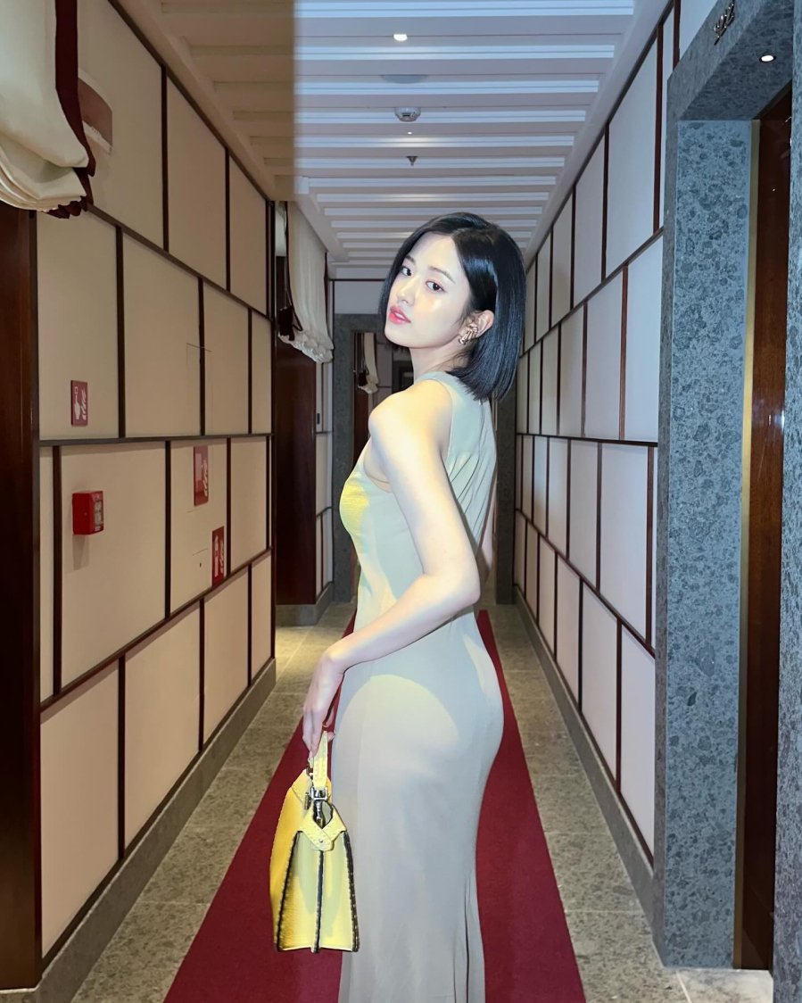 Tham dự show diễn Fall/Winter 2024 của Fendi ở Milan, Ahn Yujin xuất hiện trong chiếc đầm bó sát nách, khoe trọn bờ vai thon thả cùng nhan sắc ngọt ngào.