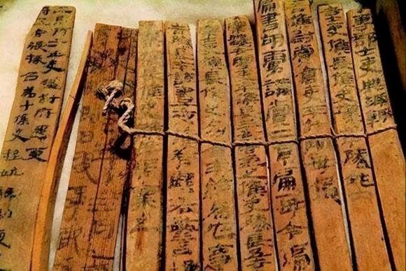 Thẻ tre trúc và thẻ gỗ cũng được người cổ đại dùng để viết chữ, ghi chép.