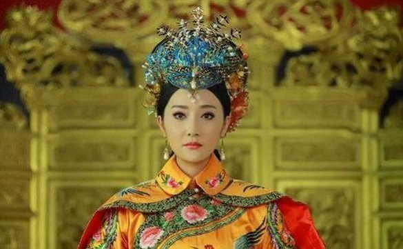 Hiếu Khang Chương Hoàng hậu họ Đông Giai thị, có gia cảnh khá tốt và một địa vị nhất định.