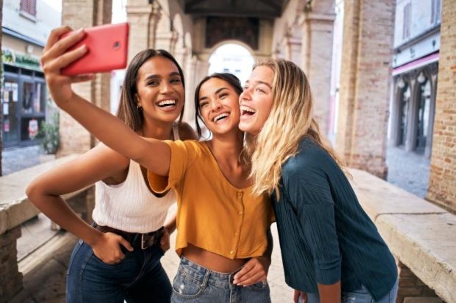 Các nhà nghiên cứu cho biết những bức ảnh selfie tạo ra những kỷ niệm hạnh phúc hơn những bức ảnh chụp nhanh thông thường.