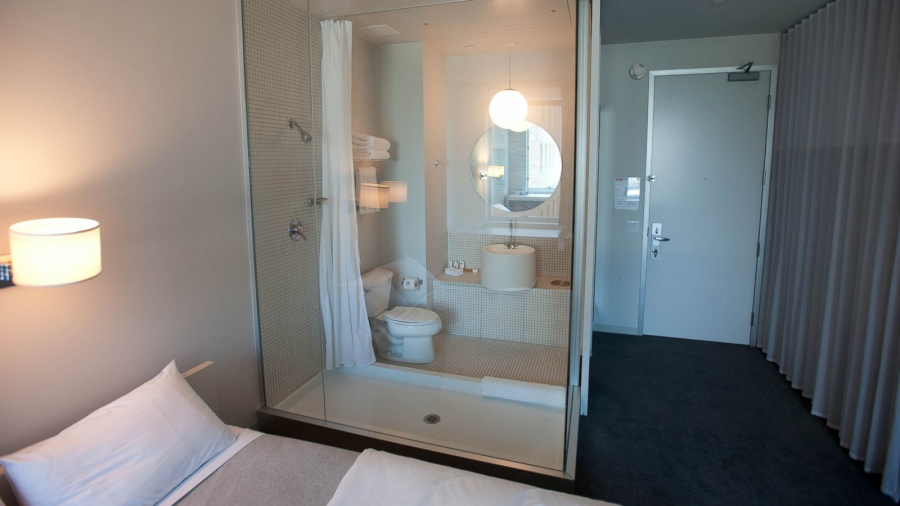 Vách ngăn nhà vệ sinh bằng kính trong suốt giúp không gian phòng rộng rãi hơn.