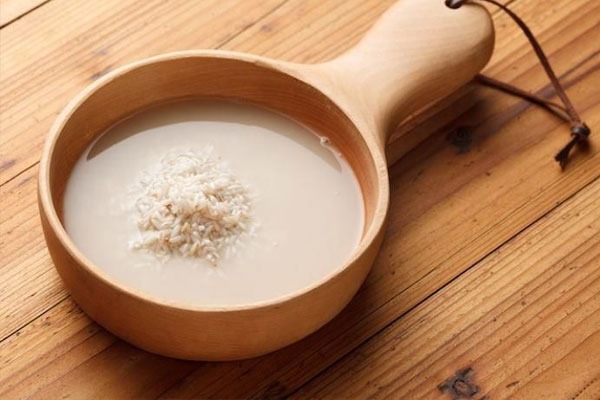  Nước vo gạo có thể phân giải chất béo trên đồ ăn, giúp bát đĩa trở nên sáng bóng và sạch sẽ.