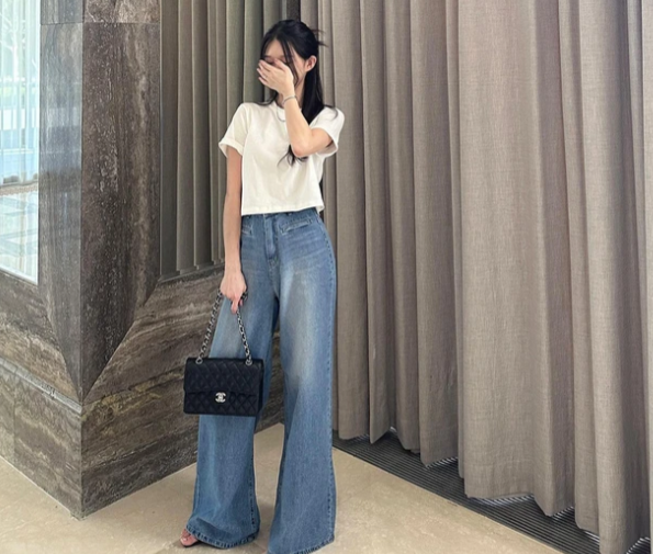 Với những món thời trang cơ bản như áo thun dáng lửng, quần jeans ống rộng, chị em sẽ hoàn thiện được bộ trang phục sành điệu, 