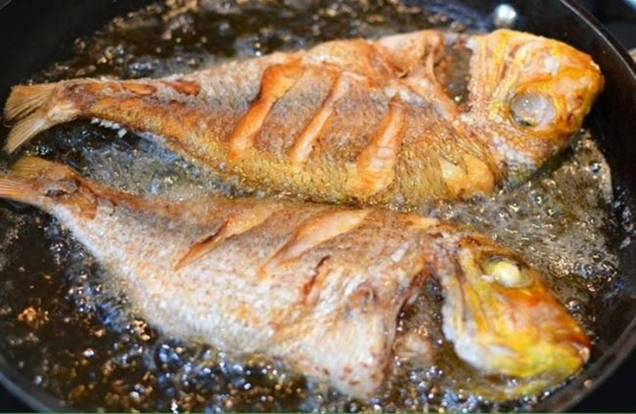 Một sai lầm phổ biến khi chiên cá là đổ dầu trước, điều này có thể khiến cá bị dính vào chảo, ảnh hưởng tới hương vị và hình thức.