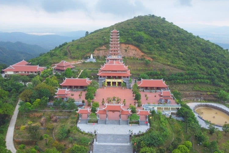 Chùa Đại Tuệ là điểm du lịch tâm linh độc đáo tại Nghệ An, tọa lạc trên đỉnh núi cao nhất dãy Đại Huệ, sở hữu hồ nhân tạo lớn nhất Việt Nam trên núi.