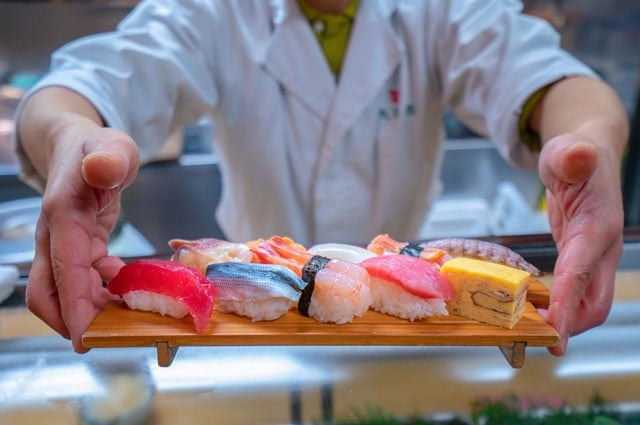 Rất nhiều đầu bếp ở Nhật luôn có điều cấm kỵ lạ lùng đối với phụ nữ Nhật. Không chỉ mới gần đây mà điều này được lưu truyền từ rất lâu rằng phụ nữ Nhật Bản không thích hợp làm đầu bếp sushi vì chu kỳ kinh nguyệt của họ có thể ảnh hưởng đến việc chế biến.    