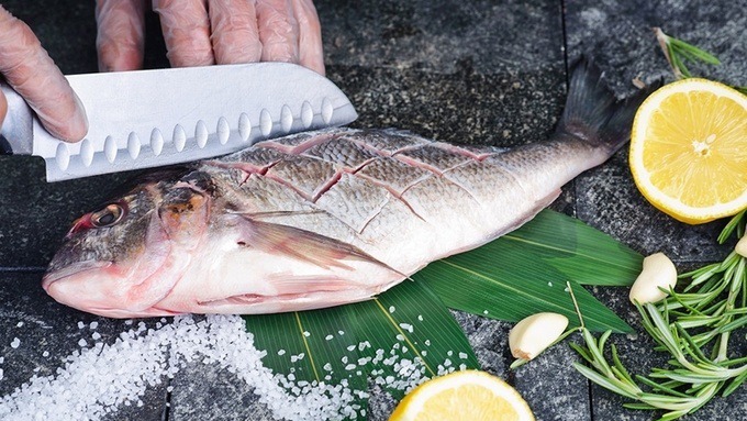 Để có món cá rán ngon, trước hết bạn cần tiến hành sơ chế cá sau khi mua về, bao gồm việc lột vảy, loại bỏ mang, ruột và màng đen trong bụng cá.