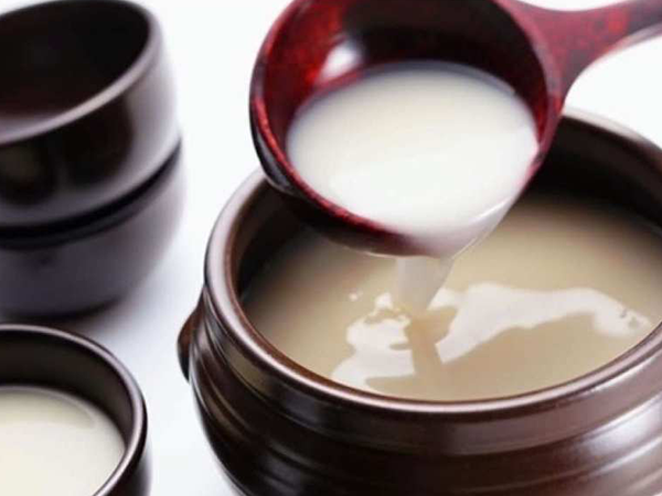 Các sản phẩm dưỡng da từ Hàn Quốc và Nhật thường chứa tinh chất từ gạo như một trong những thành phần chính