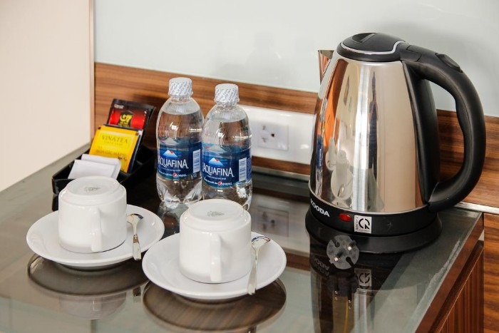 Khách sạn thường cung cấp 2 chai nước lọc cho khách lưu trú, cùng với trà, cà phê, đường và sữa. 