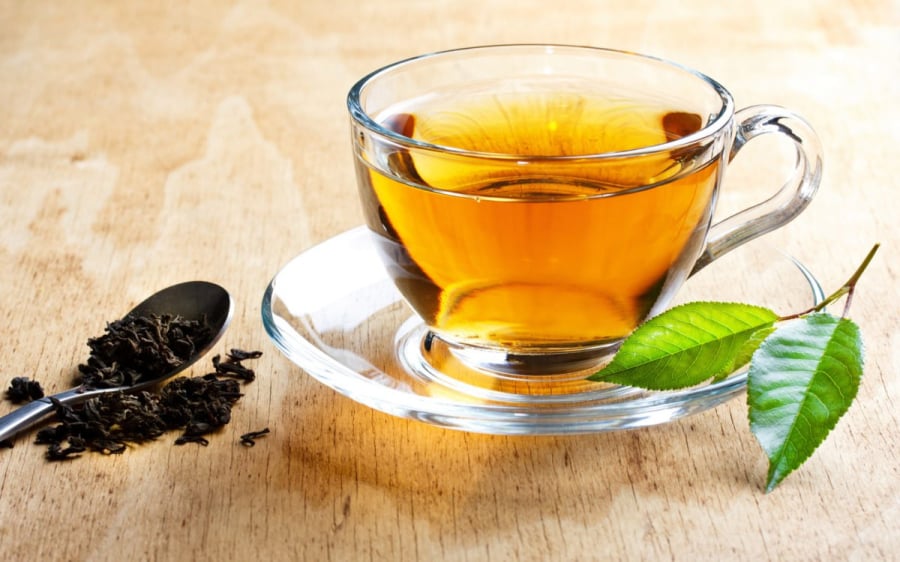 Dùng nước trà qua đêm ấm để gội đầu hoặc tắm, chất flo trong trà sẽ nhanh gọn làm giảm ngứa, giúp chữa trị mẩn ngứa.