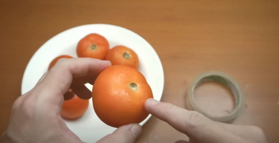 Nên chọn mua những quả cà chua có hình dáng đều đặn, vỏ lành lặn, cầm chắc và cứng tay. Nếu bạn mua nhiều cà chua để dùng dần thì có thể chọn những quả còn hơi xanh một chút. Trong quá trình bảo quản, cà chua sẽ chín dần.