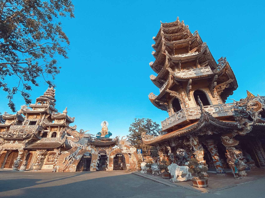 Chùa Ve Chai không chỉ là nơi du khách tham quan, mà còn là nơi để cầu nguyện bình an, may mắn.