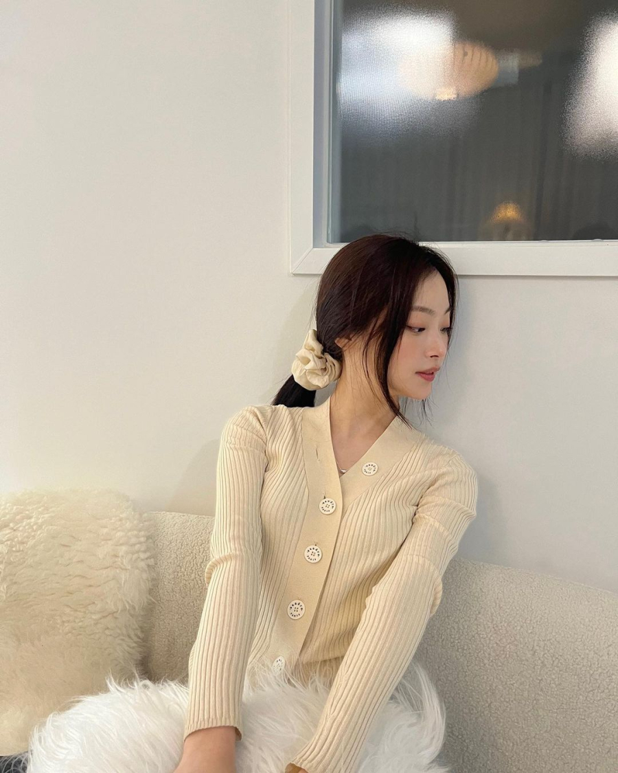 Cô thường diện các mẫu áo kiểu chất liệu len tăm. Không chỉ dễ mix&match, kiểu áo này còn giúp nàng tăng điểm thanh lịch. Các chị em mê mẩn style Hàn Quốc, đừng bỏ qua gợi ý của cô nàng nhé.     