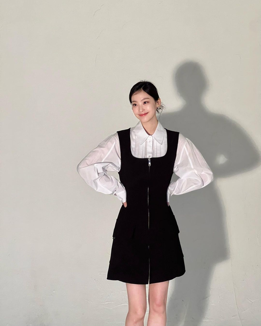 Còn ở các sự kiện, Hee Jin mặc sơ mi trắng trong váy jeans đen.