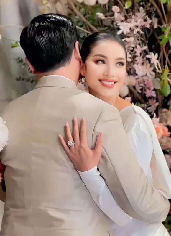 Hoa hậu Phạm Hương và chồng vẫn chưa tổ chức hôn lễ