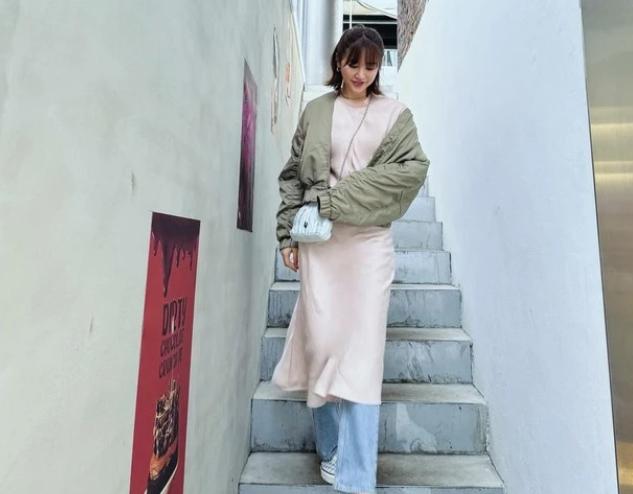 Hay như Yoon Eun Hye thể hiện gu thời trang sành điệu khi chọn váy midi lụa màu hồng pastel yêu kiều, sau đó phối cùng quần denim phóng khoáng và áo khoác bomber chất liệu nylon cá tính. Cách mặc mới mẻ giúp cô nàng trẻ ra vài tuổi. 