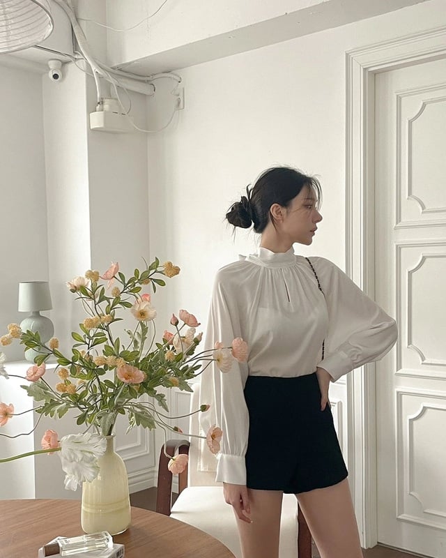 Áo blouse trắng là món thời trang chị em nên sắm cho tủ đồ mùa xuân và hè