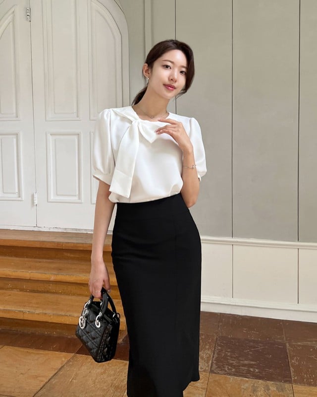 Áo blouse trắng là món thời trang chị em nên sắm cho tủ đồ mùa xuân và hè