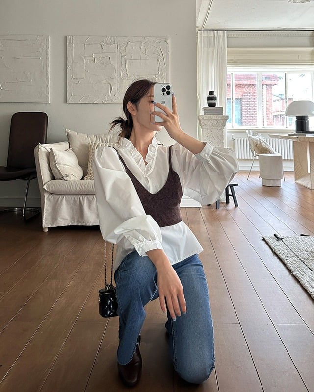 Áo blouse trắng là món thời trang chị em nên sắm cho tủ đồ mùa xuân và hè