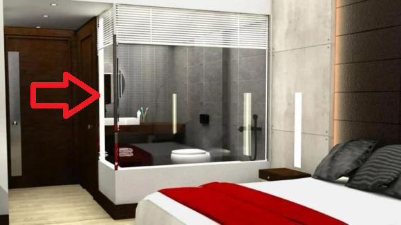 Vách ngăn nhà vệ sinh bằng kính trong suốt giúp không gian phòng rộng rãi hơn.    