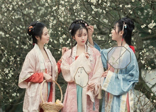 Trong thời kỳ nhà Hán, phụ nữ mới bắt đầu mặc quần, nhưng đó chỉ là những chiếc quần đặc biệt với 2 ống quần rộng nhưng không có phần đáy. 
