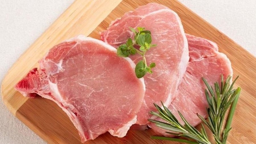 Khi mua thịt lợn, bạn nên quan sát kỹ lưỡng màu sắc, cảm nhận độ ẩm và ngửi mùi thịt