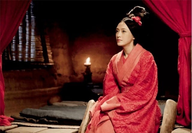 Trong thời gian ấy, Cao Dương công chúa đã tặng Biện Cơ một chiếc gối uyên ương như là một biểu tượng của tình yêu của họ. 