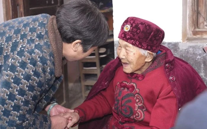 Theo chia sẻ của người nhà, những năm gần đây ở khu vực huyện Đào Giang có khá nhiều người trăm tuổi. Trong số đó, cụ Phó là người lớn tuổi nhất. Đầu năm nay, cụ bà này cũng được công nhận là người sống thọ nhất huyện Đào Giang.

