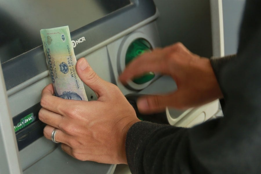 Chuyển tiền mặt vào tài khoản ngân hàng tại cây ATM