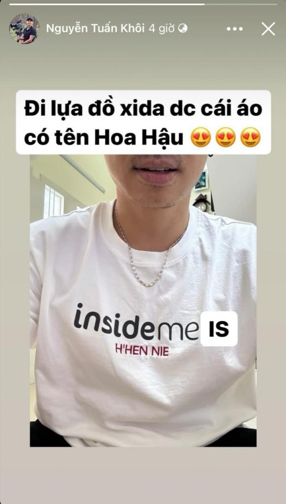 Mới đây,, bạn trai cũ H'Hen Niê đã đăng tải hình ảnh mới khi diện một chiếc áo với dòng chữ: 