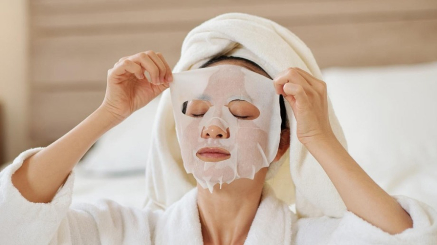 Việc sử dụng mặt nạ vào buổi tối sẽ tối đa được công dụng và khả năng tái tạo các tế bào trên da.