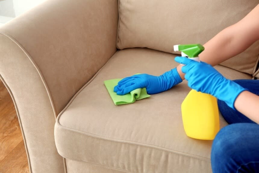 Giấm trắng là một lựa chọn phổ biến để làm sạch đồ dùng trong nhà, kể cả ghế sofa da