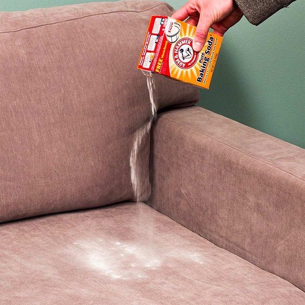 Baking soda là một lựa chọn hiệu quả cho việc làm sạch ghế sofa da