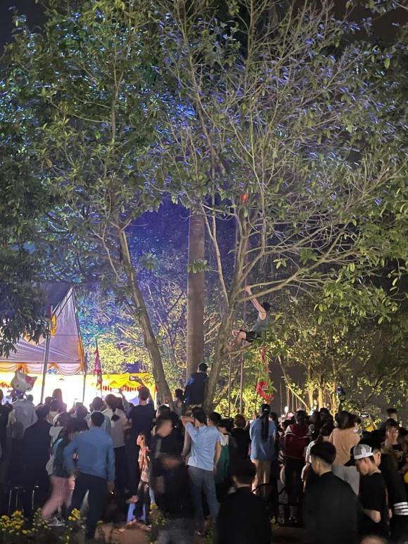  Vì lượng người dân đến xem quá đông nên cậu ruột của nam ca sĩ phải trèo lên cây