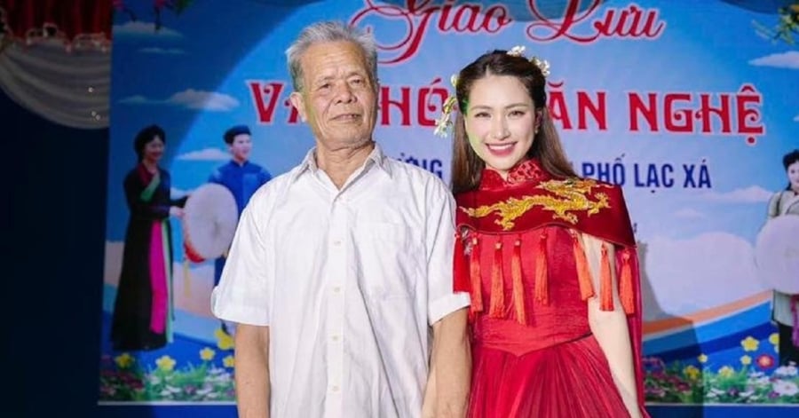 Hoà Minzy vừa trở về quê hương Bắc Ninh tham gia hội làng cùng bà con. Cô xúc động khi đây là lần đầu tiên ông nội được xem cháu biểu diễn. Hòa Minzy bày tỏ: 