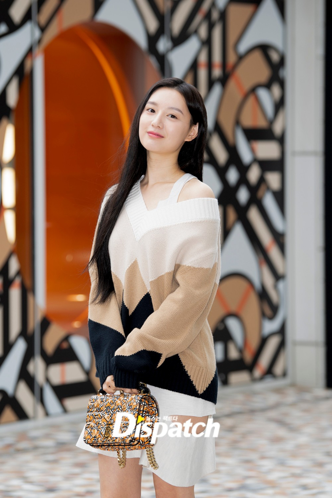 Ngay cả khi diện trang phục họa tiết, Kim Ji Won cũng trung thành với các tông màu trung tính.     