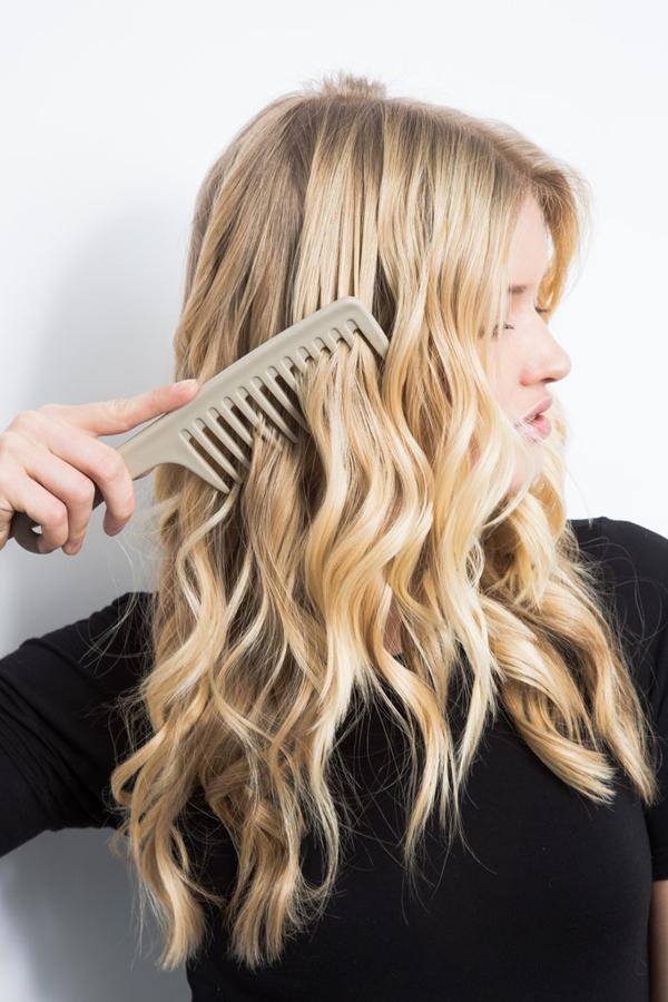 Thói quen chải tóc thường xuyên bằng lược răng cưa có thể giúp kích thích tăng trưởng tóc